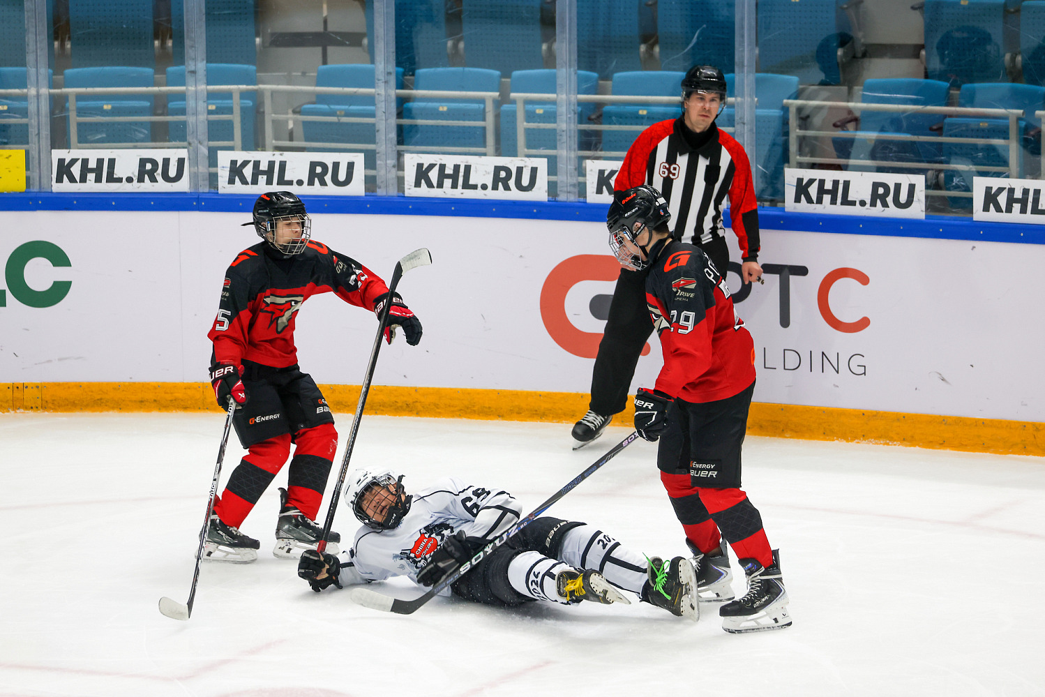 Авангард начал защиту титула с победы