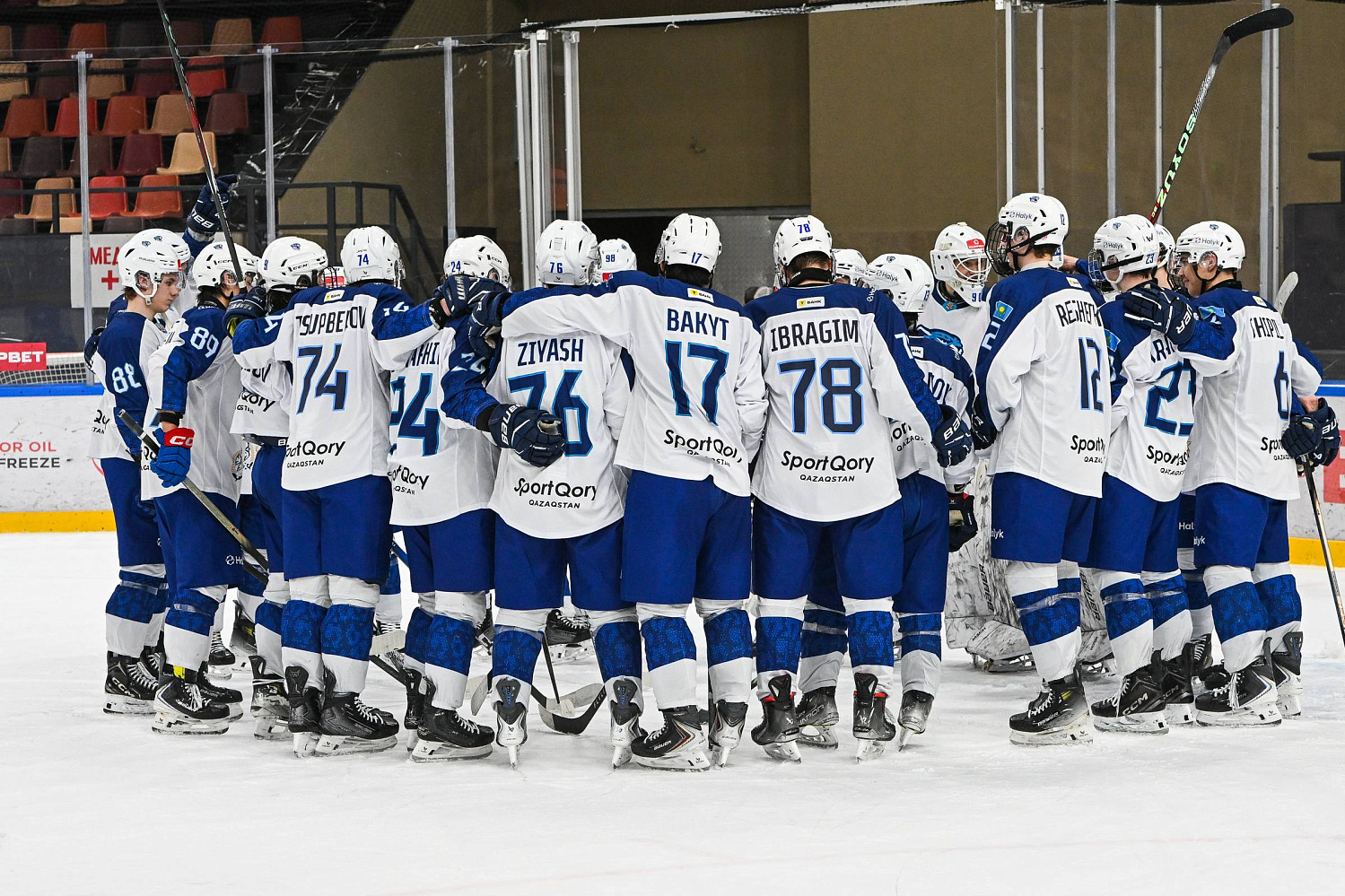 Снежные Барсы одержали победу в результативном матче над Молотом 