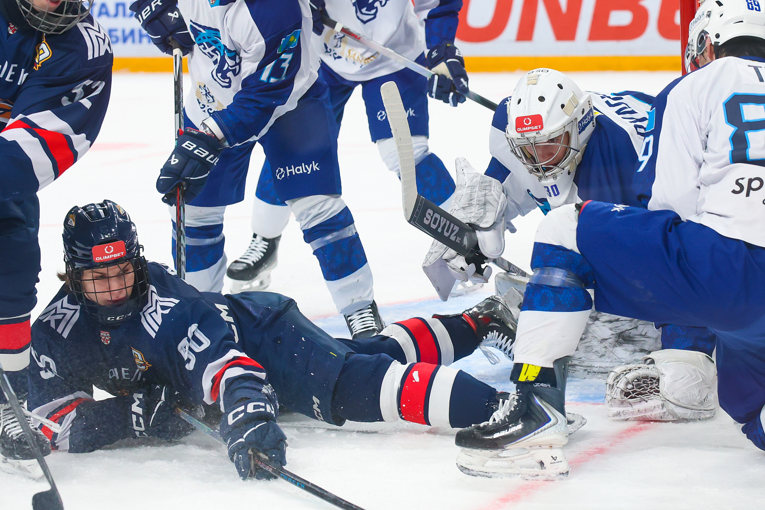 Снежные Барсы уступили Стальным Лисам